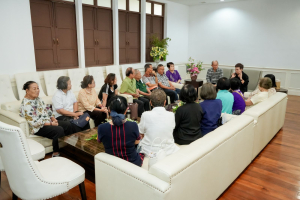 ชมรมผู้อาวุโสเทพสตรี มอบแจกันดอกไม้แสดงความยินดีแก่ ผศ.จินตนา เวชมี ในโอกาสได้รับการเสนอชื่อเป็นอธิการบดี มรภ.เทพสตรี