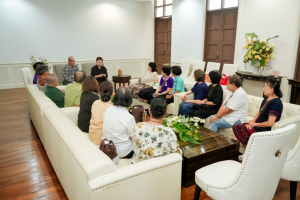 ชมรมผู้อาวุโสเทพสตรี มอบแจกันดอกไม้แสดงความยินดีแก่ ผศ.จินตนา เวชมี ในโอกาสได้รับการเสนอชื่อเป็นอธิการบดี มรภ.เทพสตรี