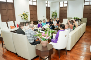 ชมรมผู้อาวุโสเทพสตรี มอบแจกันดอกไม้แสดงความยินดีแก่ ผศ.จินตนา เวชมี ในโอกาสได้รับการเสนอชื่อเป็นอธิการบดี มรภ.เทพสตรี