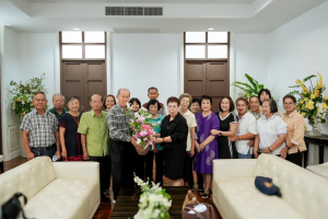 ชมรมผู้อาวุโสเทพสตรี มอบแจกันดอกไม้แสดงความยินดีแก่ ผศ.จินตนา เวชมี ในโอกาสได้รับการเสนอชื่อเป็นอธิการบดี มรภ.เทพสตรี