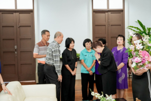ชมรมผู้อาวุโสเทพสตรี มอบแจกันดอกไม้แสดงความยินดีแก่ ผศ.จินตนา เวชมี ในโอกาสได้รับการเสนอชื่อเป็นอธิการบดี มรภ.เทพสตรี