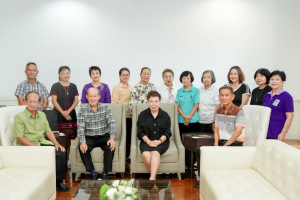ชมรมผู้อาวุโสเทพสตรี มอบแจกันดอกไม้แสดงความยินดีแก่ ผศ.จินตนา เวชมี ในโอกาสได้รับการเสนอชื่อเป็นอธิการบดี มรภ.เทพสตรี