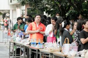 มรภ.เทพสตรี จัดพิธีทำบุญตักบาตร ถวายเป็นพระราชกุศล เนื่องในวันคล้ายวันพระราชสมภพ สมเด็จพระบรมราชชนนีพันปีหลวง และวันแม่แห่งชาติ