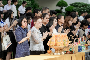 มรภ.เทพสตรี จัดพิธีทำบุญตักบาตร ถวายเป็นพระราชกุศล เนื่องในวันคล้ายวันพระราชสมภพ สมเด็จพระบรมราชชนนีพันปีหลวง และวันแม่แห่งชาติ