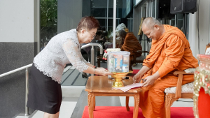 มรภ.เทพสตรี จัดพิธีทำบุญตักบาตร ถวายเป็นพระราชกุศล เนื่องในวันคล้ายวันพระราชสมภพ สมเด็จพระบรมราชชนนีพันปีหลวง และวันแม่แห่งชาติ