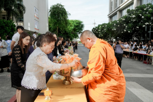 มรภ.เทพสตรี จัดพิธีทำบุญตักบาตร ถวายเป็นพระราชกุศล เนื่องในวันคล้ายวันพระราชสมภพ สมเด็จพระบรมราชชนนีพันปีหลวง และวันแม่แห่งชาติ