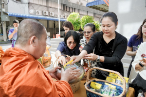 มรภ.เทพสตรี จัดพิธีทำบุญตักบาตร ถวายเป็นพระราชกุศล เนื่องในวันคล้ายวันพระราชสมภพ สมเด็จพระบรมราชชนนีพันปีหลวง และวันแม่แห่งชาติ