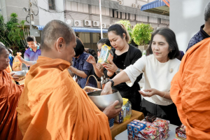 มรภ.เทพสตรี จัดพิธีทำบุญตักบาตร ถวายเป็นพระราชกุศล เนื่องในวันคล้ายวันพระราชสมภพ สมเด็จพระบรมราชชนนีพันปีหลวง และวันแม่แห่งชาติ