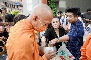 มรภ.เทพสตรี จัดพิธีทำบุญตักบาตร ถวายเป็นพระราชกุศล เนื่องในวันคล้ายวันพระราชสมภพ สมเด็จพระบรมราชชนนีพันปีหลวง และวันแม่แห่งชาติ