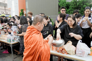 มรภ.เทพสตรี จัดพิธีทำบุญตักบาตร ถวายเป็นพระราชกุศล เนื่องในวันคล้ายวันพระราชสมภพ สมเด็จพระบรมราชชนนีพันปีหลวง และวันแม่แห่งชาติ