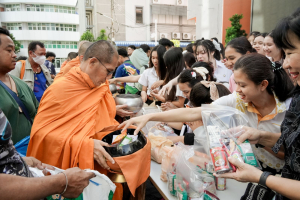 มรภ.เทพสตรี จัดพิธีทำบุญตักบาตร ถวายเป็นพระราชกุศล เนื่องในวันคล้ายวันพระราชสมภพ สมเด็จพระบรมราชชนนีพันปีหลวง และวันแม่แห่งชาติ