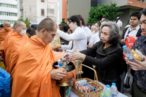 มรภ.เทพสตรี จัดพิธีทำบุญตักบาตร ถวายเป็นพระราชกุศล เนื่องในวันคล้ายวันพระราชสมภพ สมเด็จพระบรมราชชนนีพันปีหลวง และวันแม่แห่งชาติ