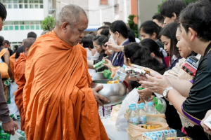 มรภ.เทพสตรี จัดพิธีทำบุญตักบาตร ถวายเป็นพระราชกุศล เนื่องในวันคล้ายวันพระราชสมภพ สมเด็จพระบรมราชชนนีพันปีหลวง และวันแม่แห่งชาติ