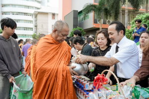 มรภ.เทพสตรี จัดพิธีทำบุญตักบาตร ถวายเป็นพระราชกุศล เนื่องในวันคล้ายวันพระราชสมภพ สมเด็จพระบรมราชชนนีพันปีหลวง และวันแม่แห่งชาติ