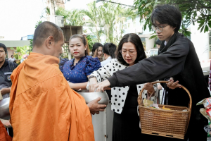 มรภ.เทพสตรี จัดพิธีทำบุญตักบาตร ถวายเป็นพระราชกุศล เนื่องในวันคล้ายวันพระราชสมภพ สมเด็จพระบรมราชชนนีพันปีหลวง และวันแม่แห่งชาติ