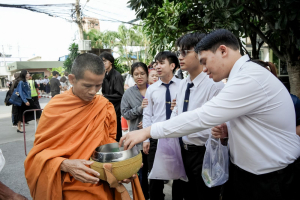 มรภ.เทพสตรี จัดพิธีทำบุญตักบาตร ถวายเป็นพระราชกุศล เนื่องในวันคล้ายวันพระราชสมภพ สมเด็จพระบรมราชชนนีพันปีหลวง และวันแม่แห่งชาติ