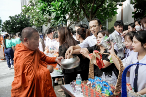 มรภ.เทพสตรี จัดพิธีทำบุญตักบาตร ถวายเป็นพระราชกุศล เนื่องในวันคล้ายวันพระราชสมภพ สมเด็จพระบรมราชชนนีพันปีหลวง และวันแม่แห่งชาติ