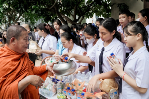 มรภ.เทพสตรี จัดพิธีทำบุญตักบาตร ถวายเป็นพระราชกุศล เนื่องในวันคล้ายวันพระราชสมภพ สมเด็จพระบรมราชชนนีพันปีหลวง และวันแม่แห่งชาติ