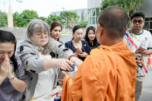 มรภ.เทพสตรี จัดพิธีทำบุญตักบาตร ถวายเป็นพระราชกุศล เนื่องในวันคล้ายวันพระราชสมภพ สมเด็จพระบรมราชชนนีพันปีหลวง และวันแม่แห่งชาติ