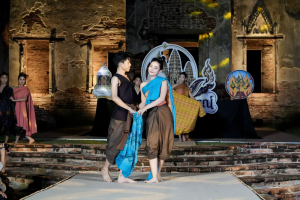 มรภ.เทพสตรี ร่วมเดินแบบแฟชั่นโชว์ชุดผ้าไทย โครงการ ภูษาพัสตราภรณ์เมืองละโว้ เพื่อน้อมรำลึกพระมหากรุณาธิคุณสมเด็จพระบรมราชชนนีพันปีหลวง ณ บ้านวิชาเยนทร์