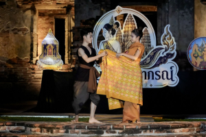 มรภ.เทพสตรี ร่วมเดินแบบแฟชั่นโชว์ชุดผ้าไทย โครงการ ภูษาพัสตราภรณ์เมืองละโว้ เพื่อน้อมรำลึกพระมหากรุณาธิคุณสมเด็จพระบรมราชชนนีพันปีหลวง ณ บ้านวิชาเยนทร์