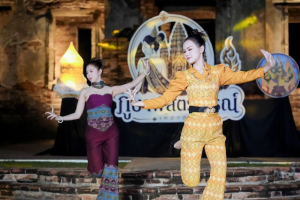 มรภ.เทพสตรี ร่วมเดินแบบแฟชั่นโชว์ชุดผ้าไทย โครงการ ภูษาพัสตราภรณ์เมืองละโว้ เพื่อน้อมรำลึกพระมหากรุณาธิคุณสมเด็จพระบรมราชชนนีพันปีหลวง ณ บ้านวิชาเยนทร์