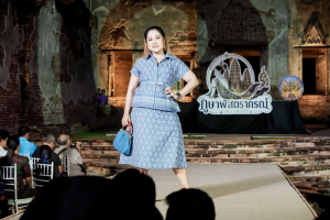 มรภ.เทพสตรี ร่วมเดินแบบแฟชั่นโชว์ชุดผ้าไทย โครงการ ภูษาพัสตราภรณ์เมืองละโว้ เพื่อน้อมรำลึกพระมหากรุณาธิคุณสมเด็จพระบรมราชชนนีพันปีหลวง ณ บ้านวิชาเยนทร์