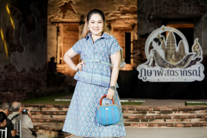 มรภ.เทพสตรี ร่วมเดินแบบแฟชั่นโชว์ชุดผ้าไทย โครงการ ภูษาพัสตราภรณ์เมืองละโว้ เพื่อน้อมรำลึกพระมหากรุณาธิคุณสมเด็จพระบรมราชชนนีพันปีหลวง ณ บ้านวิชาเยนทร์