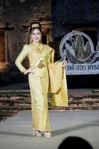 มรภ.เทพสตรี ร่วมเดินแบบแฟชั่นโชว์ชุดผ้าไทย โครงการ ภูษาพัสตราภรณ์เมืองละโว้ เพื่อน้อมรำลึกพระมหากรุณาธิคุณสมเด็จพระบรมราชชนนีพันปีหลวง ณ บ้านวิชาเยนทร์