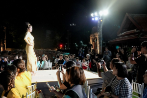 มรภ.เทพสตรี ร่วมเดินแบบแฟชั่นโชว์ชุดผ้าไทย โครงการ ภูษาพัสตราภรณ์เมืองละโว้ เพื่อน้อมรำลึกพระมหากรุณาธิคุณสมเด็จพระบรมราชชนนีพันปีหลวง ณ บ้านวิชาเยนทร์