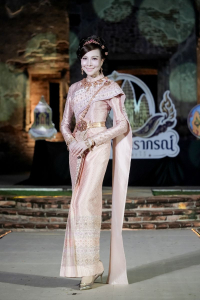 มรภ.เทพสตรี ร่วมเดินแบบแฟชั่นโชว์ชุดผ้าไทย โครงการ ภูษาพัสตราภรณ์เมืองละโว้ เพื่อน้อมรำลึกพระมหากรุณาธิคุณสมเด็จพระบรมราชชนนีพันปีหลวง ณ บ้านวิชาเยนทร์