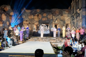 มรภ.เทพสตรี ร่วมเดินแบบแฟชั่นโชว์ชุดผ้าไทย โครงการ ภูษาพัสตราภรณ์เมืองละโว้ เพื่อน้อมรำลึกพระมหากรุณาธิคุณสมเด็จพระบรมราชชนนีพันปีหลวง ณ บ้านวิชาเยนทร์