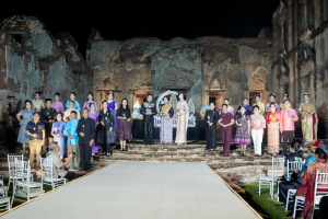 มรภ.เทพสตรี ร่วมเดินแบบแฟชั่นโชว์ชุดผ้าไทย โครงการ ภูษาพัสตราภรณ์เมืองละโว้ เพื่อน้อมรำลึกพระมหากรุณาธิคุณสมเด็จพระบรมราชชนนีพันปีหลวง ณ บ้านวิชาเยนทร์