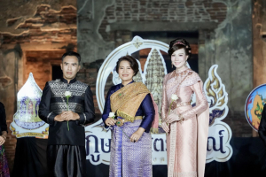 มรภ.เทพสตรี ร่วมเดินแบบแฟชั่นโชว์ชุดผ้าไทย โครงการ ภูษาพัสตราภรณ์เมืองละโว้ เพื่อน้อมรำลึกพระมหากรุณาธิคุณสมเด็จพระบรมราชชนนีพันปีหลวง ณ บ้านวิชาเยนทร์