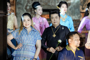 มรภ.เทพสตรี ร่วมเดินแบบแฟชั่นโชว์ชุดผ้าไทย โครงการ ภูษาพัสตราภรณ์เมืองละโว้ เพื่อน้อมรำลึกพระมหากรุณาธิคุณสมเด็จพระบรมราชชนนีพันปีหลวง ณ บ้านวิชาเยนทร์