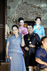 มรภ.เทพสตรี ร่วมเดินแบบแฟชั่นโชว์ชุดผ้าไทย โครงการ ภูษาพัสตราภรณ์เมืองละโว้ เพื่อน้อมรำลึกพระมหากรุณาธิคุณสมเด็จพระบรมราชชนนีพันปีหลวง ณ บ้านวิชาเยนทร์