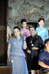 มรภ.เทพสตรี ร่วมเดินแบบแฟชั่นโชว์ชุดผ้าไทย โครงการ ภูษาพัสตราภรณ์เมืองละโว้ เพื่อน้อมรำลึกพระมหากรุณาธิคุณสมเด็จพระบรมราชชนนีพันปีหลวง ณ บ้านวิชาเยนทร์