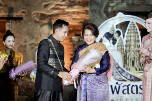 มรภ.เทพสตรี ร่วมเดินแบบแฟชั่นโชว์ชุดผ้าไทย โครงการ ภูษาพัสตราภรณ์เมืองละโว้ เพื่อน้อมรำลึกพระมหากรุณาธิคุณสมเด็จพระบรมราชชนนีพันปีหลวง ณ บ้านวิชาเยนทร์