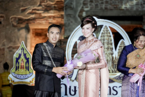 มรภ.เทพสตรี ร่วมเดินแบบแฟชั่นโชว์ชุดผ้าไทย โครงการ ภูษาพัสตราภรณ์เมืองละโว้ เพื่อน้อมรำลึกพระมหากรุณาธิคุณสมเด็จพระบรมราชชนนีพันปีหลวง ณ บ้านวิชาเยนทร์