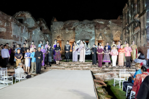 มรภ.เทพสตรี ร่วมเดินแบบแฟชั่นโชว์ชุดผ้าไทย โครงการ ภูษาพัสตราภรณ์เมืองละโว้ เพื่อน้อมรำลึกพระมหากรุณาธิคุณสมเด็จพระบรมราชชนนีพันปีหลวง ณ บ้านวิชาเยนทร์