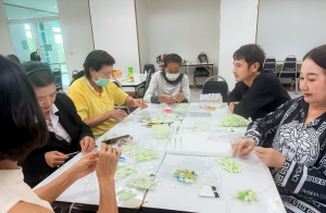 กองพัฒนานักศึกษา สนอ. มรภ.เทพสตรี จัดอบรม ประดิษฐ์มาลัยมะลินานาจากกระดาษทิชชู่ เสริมทักษะสร้างอาชีพแก่ศิษย์เก่าและชุมชน