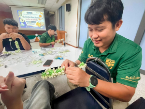 กองพัฒนานักศึกษา สนอ. มรภ.เทพสตรี จัดอบรม ประดิษฐ์มาลัยมะลินานาจากกระดาษทิชชู่ เสริมทักษะสร้างอาชีพแก่ศิษย์เก่าและชุมชน