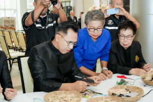 มรภ.เทพสตรี ร่วมกิจกรรมจัดทำดอกไม้จันทร์ เพื่อใช้ในงานพระราชพิธีถวายพระเพลิงพระบรมศพ สมเด็จพระนางเจ้าสิริกิติ์ พระบรมราชินีนาถ พระบรมราชชนนีพันปีหลวง