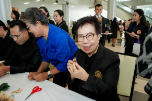 มรภ.เทพสตรี ร่วมกิจกรรมจัดทำดอกไม้จันทร์ เพื่อใช้ในงานพระราชพิธีถวายพระเพลิงพระบรมศพ สมเด็จพระนางเจ้าสิริกิติ์ พระบรมราชินีนาถ พระบรมราชชนนีพันปีหลวง