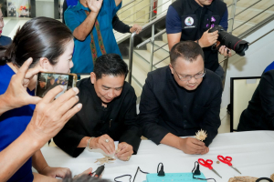 มรภ.เทพสตรี ร่วมกิจกรรมจัดทำดอกไม้จันทร์ เพื่อใช้ในงานพระราชพิธีถวายพระเพลิงพระบรมศพ สมเด็จพระนางเจ้าสิริกิติ์ พระบรมราชินีนาถ พระบรมราชชนนีพันปีหลวง
