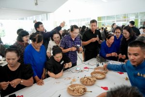 มรภ.เทพสตรี ร่วมกิจกรรมจัดทำดอกไม้จันทร์ เพื่อใช้ในงานพระราชพิธีถวายพระเพลิงพระบรมศพ สมเด็จพระนางเจ้าสิริกิติ์ พระบรมราชินีนาถ พระบรมราชชนนีพันปีหลวง