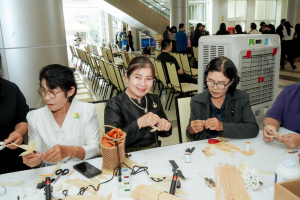 มรภ.เทพสตรี ร่วมกิจกรรมจัดทำดอกไม้จันทร์ เพื่อใช้ในงานพระราชพิธีถวายพระเพลิงพระบรมศพ สมเด็จพระนางเจ้าสิริกิติ์ พระบรมราชินีนาถ พระบรมราชชนนีพันปีหลวง