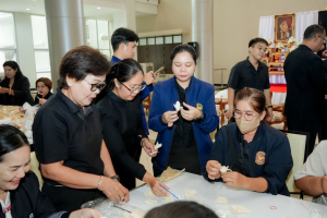 มรภ.เทพสตรี ร่วมกิจกรรมจัดทำดอกไม้จันทร์ เพื่อใช้ในงานพระราชพิธีถวายพระเพลิงพระบรมศพ สมเด็จพระนางเจ้าสิริกิติ์ พระบรมราชินีนาถ พระบรมราชชนนีพันปีหลวง