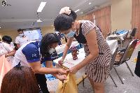 การอบรมส่งเสริมทักษะการเตรียมสถานที่สำหรับอบรมสัมมนาและการผูกผ้าสำหรับตกแต่งนิทรรศการ