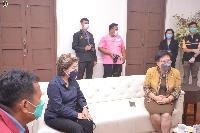 พิธีมอบอุปกรณ์การเรียนการสอนทางไกลให้แก่โรงเรียนโครงการกองทุนการศึกษาจังหวัดลพบุรี